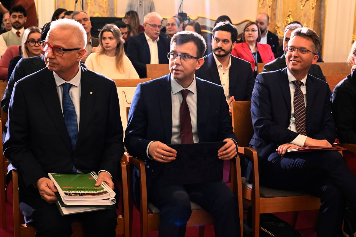 Trócsányi László rektor, Bóka János európai uniós ügyekért felelős miniszter és Hankó Balázs kultúráért és innovációért felelős miniszter (Fotó: MTI/Lakatos Péter)