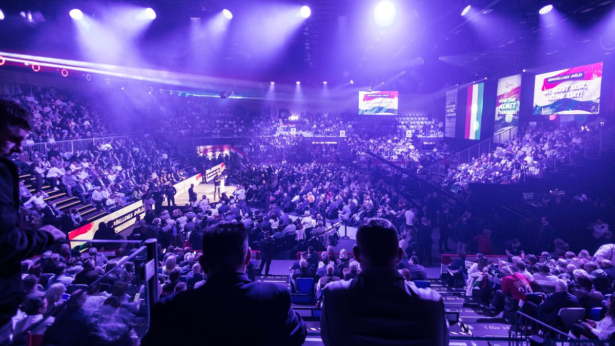 Telt ház a DPK háborúellenes gyűlésén Hatvanban – kövesse nálunk élőben!