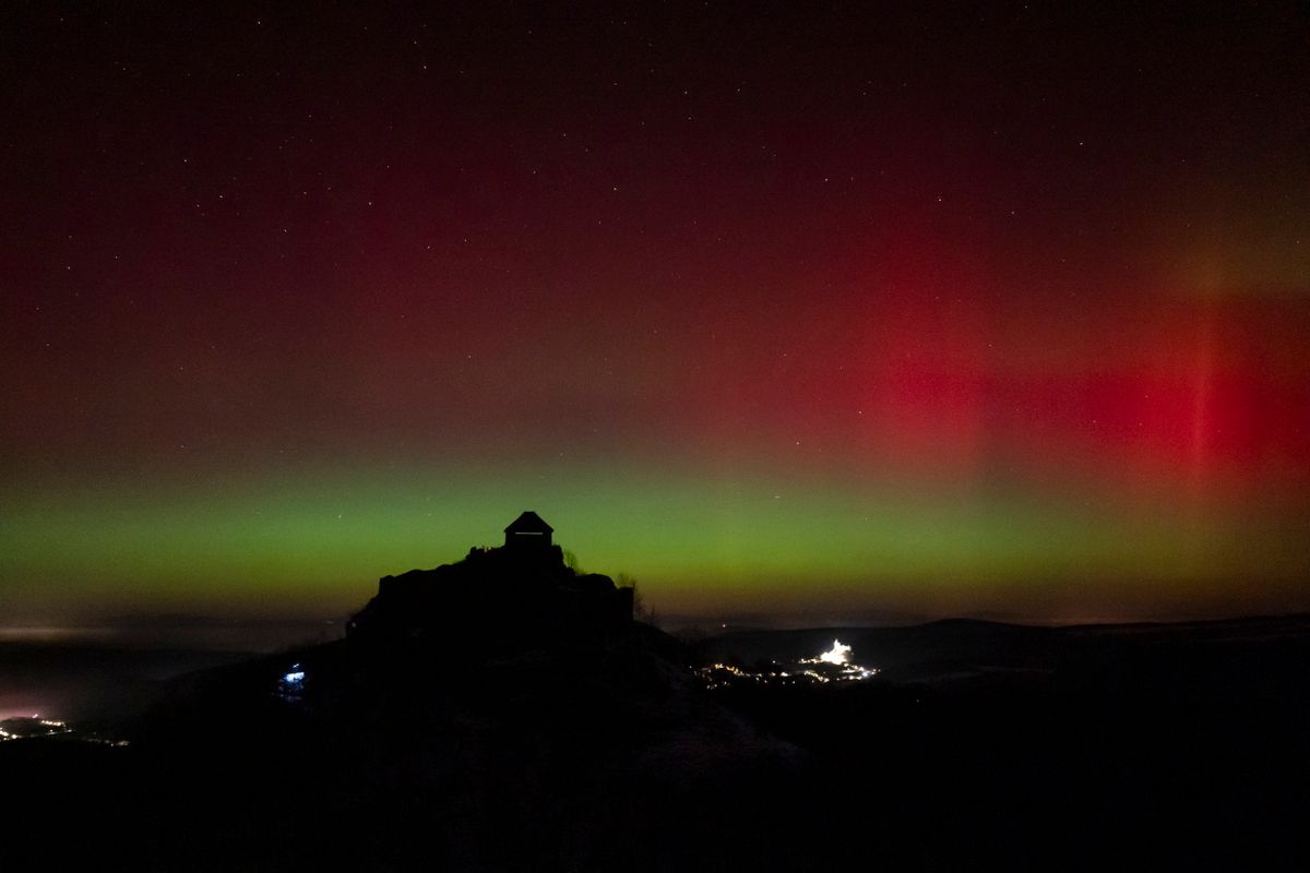 Salgótarján, 2026. január 20.
A drónnal készült képen sarki fény (aurora borealis) látszik az északi égbolton a salgói vár felett Salgótarján közeléből fényképezve 2026. január 19-én.
MTI/Komka Péter