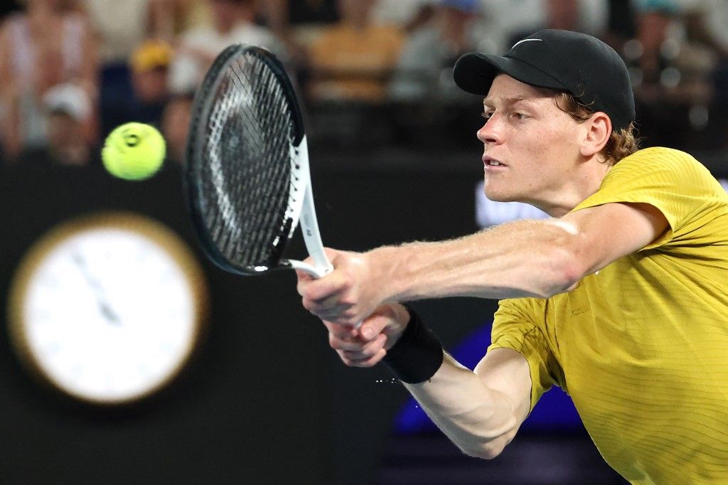 A kétszeres címvédő olasz teniszező, Jannik Sinner nehézségek árán jutott az Australian Open nyolcaddöntőjébe