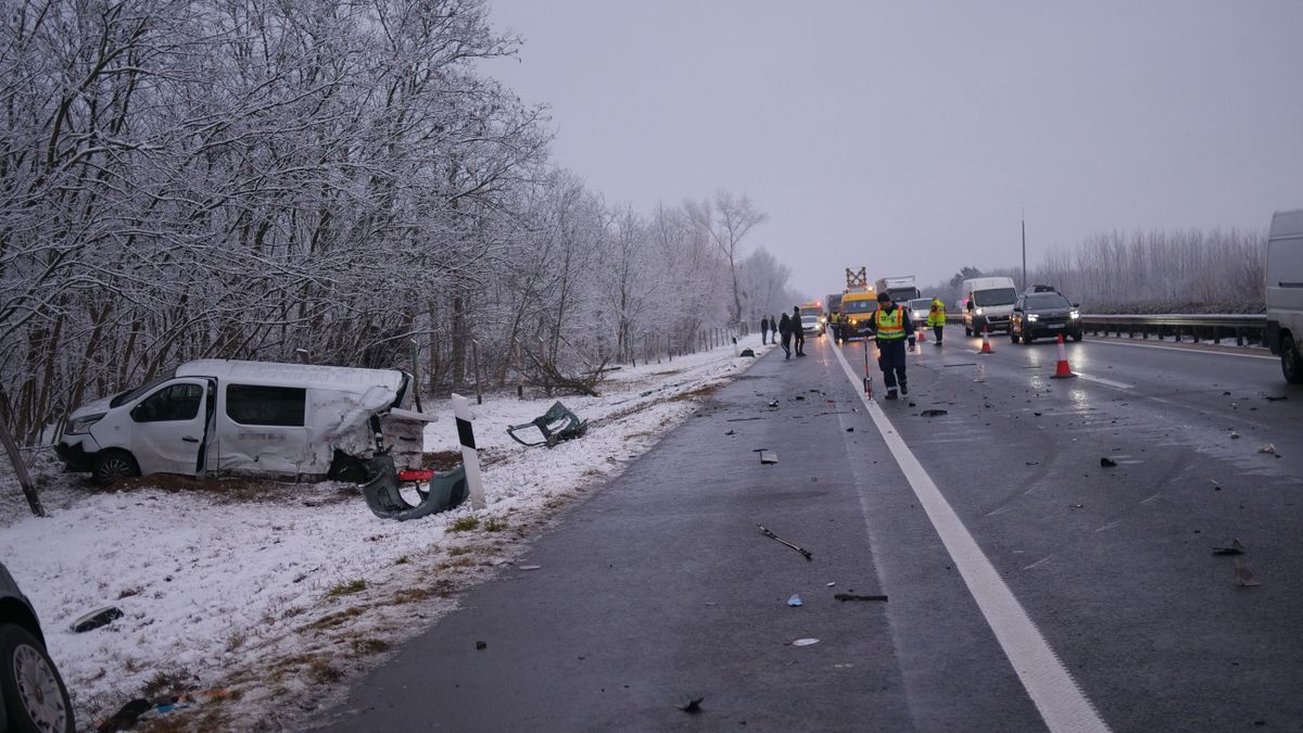 Nagyon lassan szűnik a torlódás, fél napja dugó áll az M1-es kritikus szakaszán