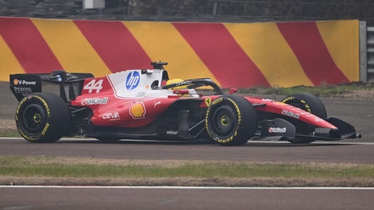 Lewis Hamilton azonnal pályára vitte az új Ferrarit, de egy másik csapat is lerántotta a leplet