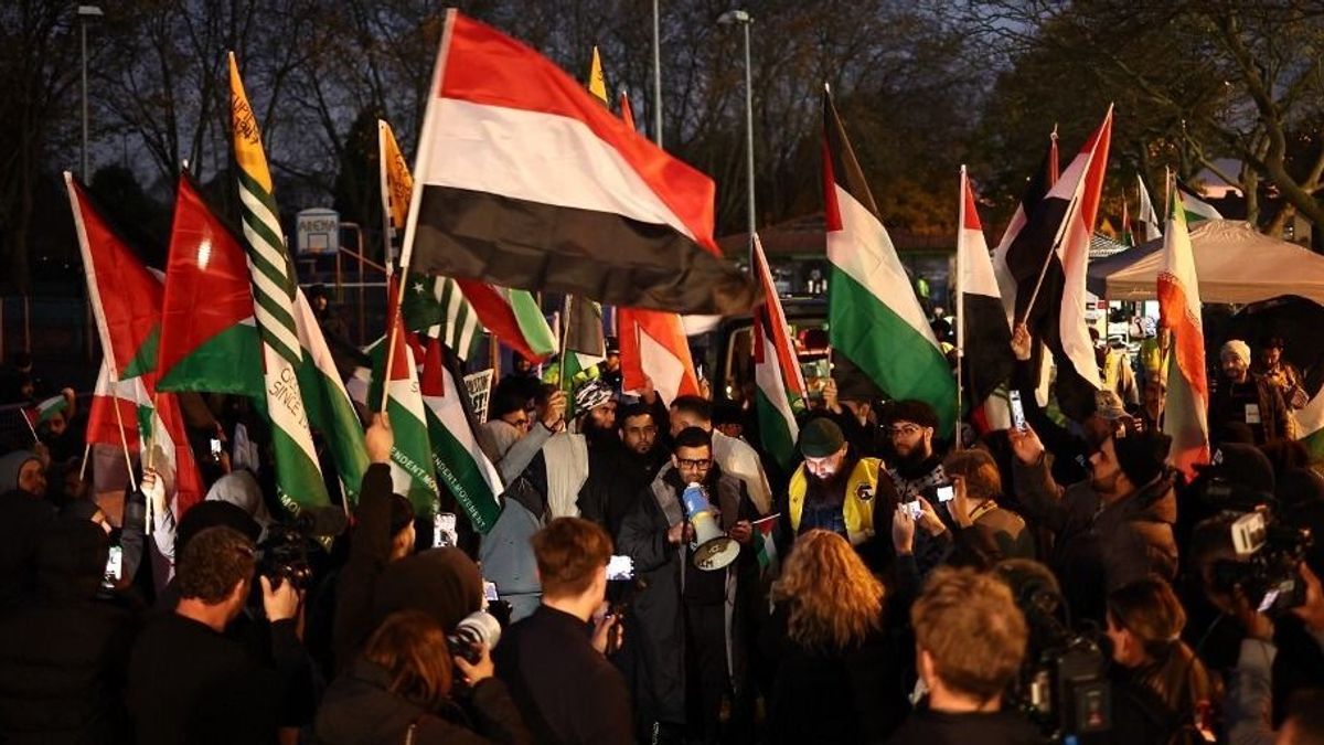 A brit rendőrség erőszakos Izrael-ellenes tüntetőket menteget