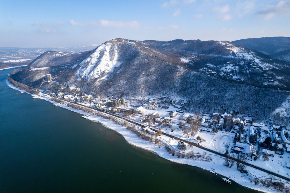 Visegrád, 2026. január 8.
A drónnal készült felvételen Visegrád behavazott épületei, háttérben a várral 2026. január 8-án.
MTI/Máthé Zoltán