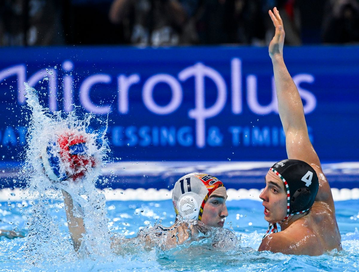 Nagy Ákos (jobbra) itt éppen blokkol, de három gólt is lőtt a belgrádi férfi vízilabda Európa-bajnokság középdöntőjének E csoportjában játszott Spanyolország-Magyarország mérkőzésen. Mellette Vogel Soma volt a meccs magyar hőse