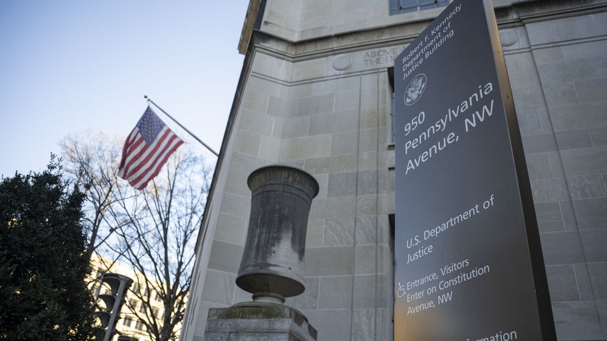 Nyilvánosságra kerültek a milliárdos szexbotrányainak részletei