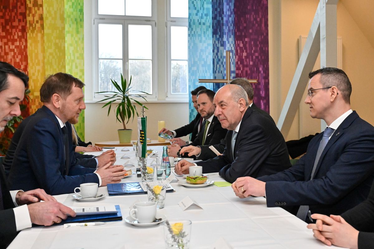 Pirna, 2026. január 20.
Sulyok Tamás köztársasági elnök (j2) és Michael Kretschmer (CDU) szászországi tartományi miniszterelnök (b2) plenáris tárgyalása a Pirnai Evangélikus Iskolaközpontban 2026. január 20-án.
MTI/Bruzák Noémi