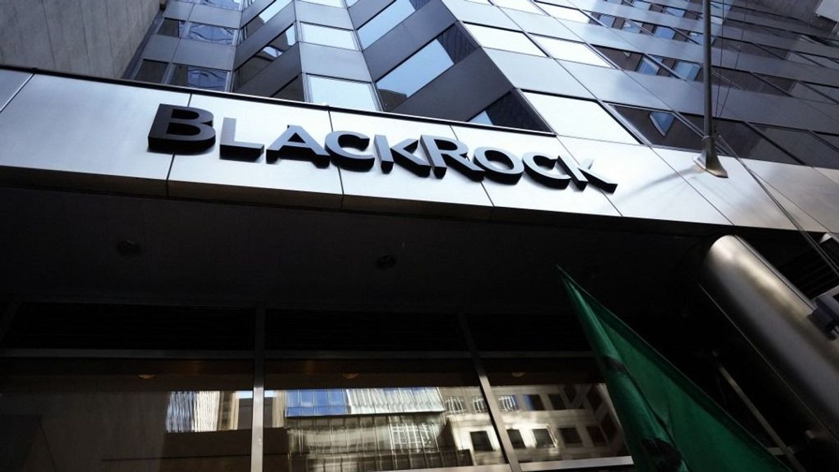 Háborús profit és a magyar szál: BlackRock-közeli szereplők tűntek fel Magyar Péter mellett