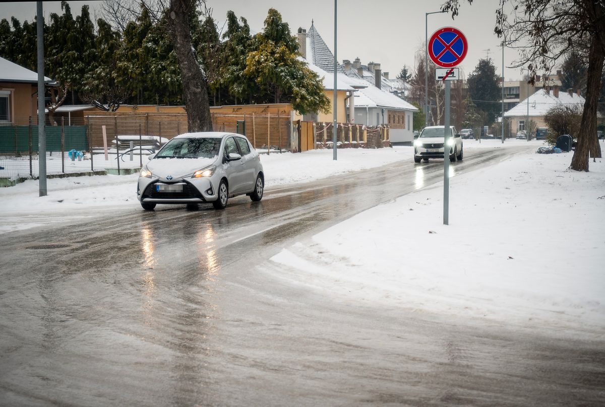 Győr, 2026. január 13.
Járművek a jeges úton Győrben, a Bercsényi ligetben 2026. január 13-án. Az ónos eső miatt a Dunántúl jelentős részére riasztást adott ki a HungaroMet.
MTI/Krizsán Csaba