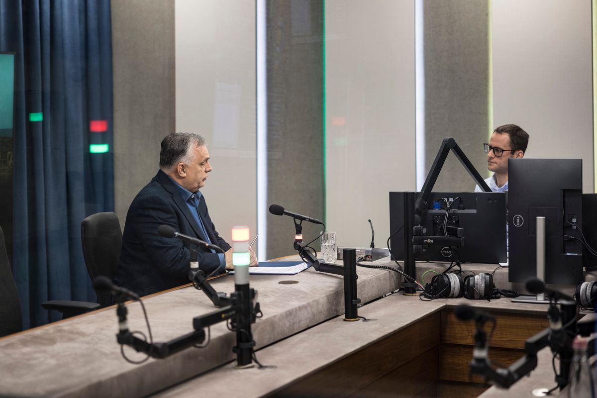 A Miniszterelnöki Kommunikációs Főosztály által közreadott képen Orbán Viktor miniszterelnök (b) interjút ad Törőcsik Zsolt műsorvezetőnek a Kossuth rádió Jó reggelt, Magyarország! című műsorában a közmédia óbudai stúdiójában 2026. január 16-án (Fotó: MTI/Miniszterelnöki Kommunikációs Főosztály/Kaiser Ákos)