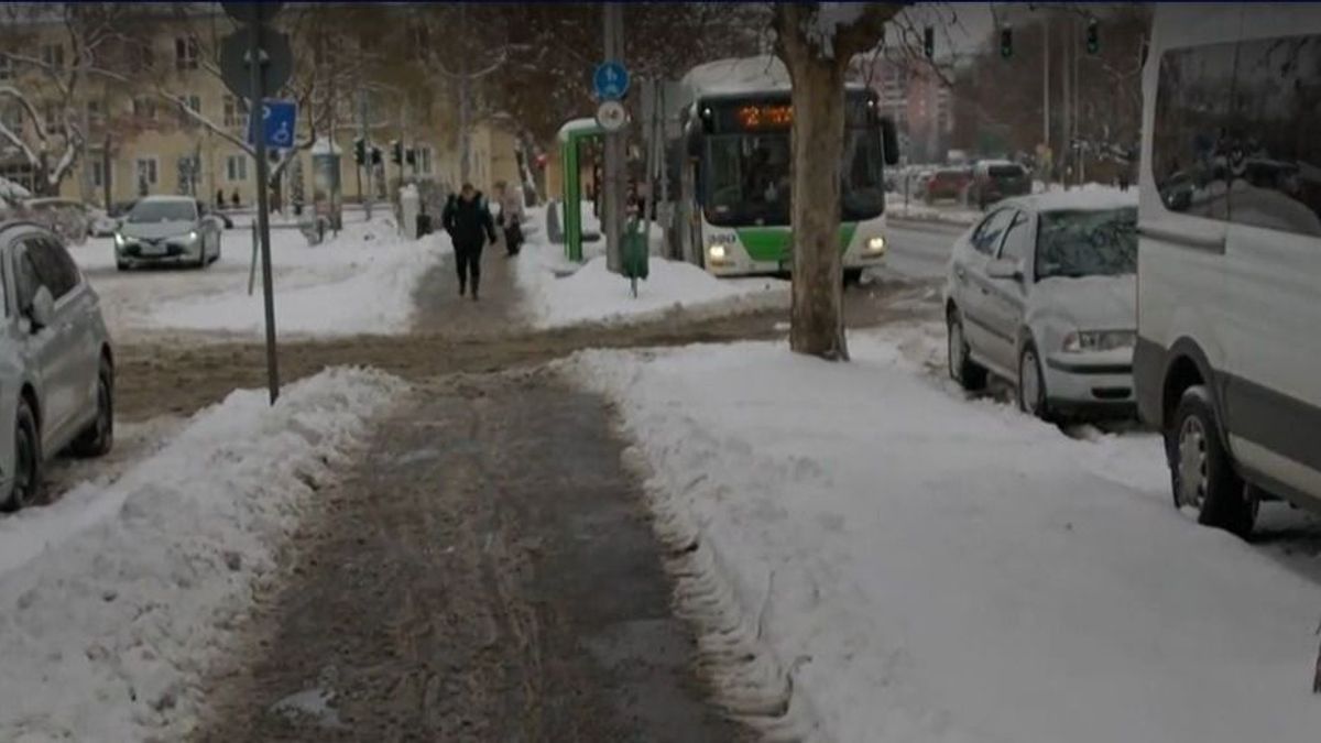 Meghalt egy biciklista a csúszós úton + videó