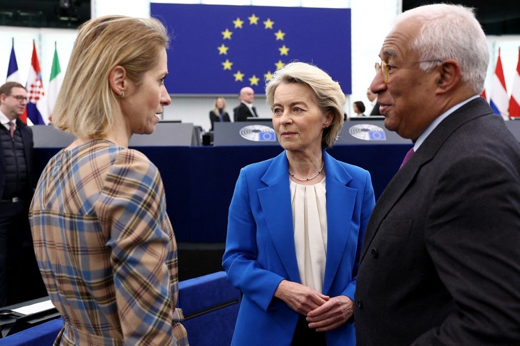 European Commission President Ursula von der Leyen (C) speaks to EU's High Representative for Foreign Affairs and Security Policy Kaja Kallas (L) and European Council President Antonio Costa ahead of a debate on the conclusion of the European Council meeting of 18-19 December 2025, at the European Parliament in Strasbourg, eastern France, on January 21, 2026. (Photo by FREDERICK FLORIN / AFP)