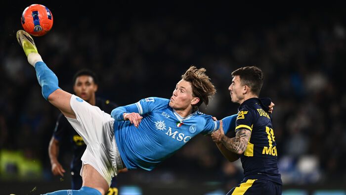 Olaszország - Scott McTominay és Enrico Delprato küzd a labdáért az SSC Napoli és a Parma Calcio 1913 közötti mérkőzésen Nápolyban