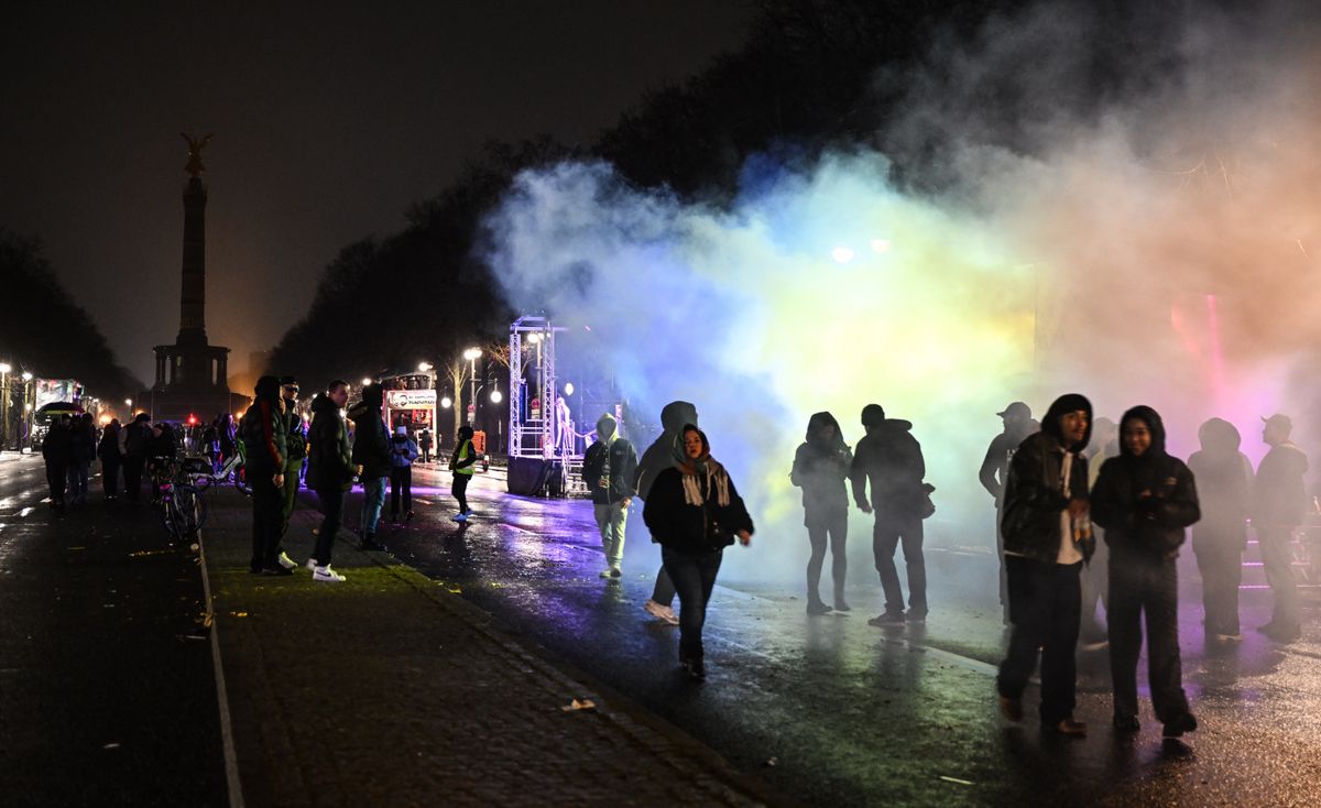 Nem csak a békés ünneplők, hanem az erőszakos migránsok is utcára vonultak, szándékosan támadták a mentősöket, rendőröket