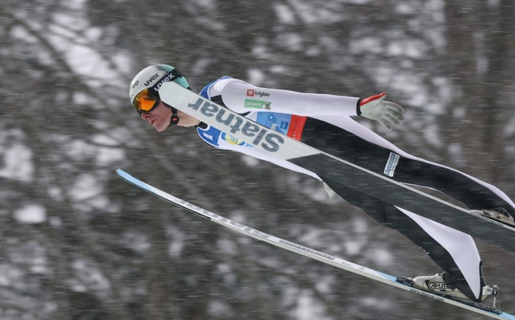 Domen Prevc csak egyszer ugorhatott, így Szlovénia lemaradt az aranyéremről az oberstdorfi sírepülő-világbajnokság csapatversenyén