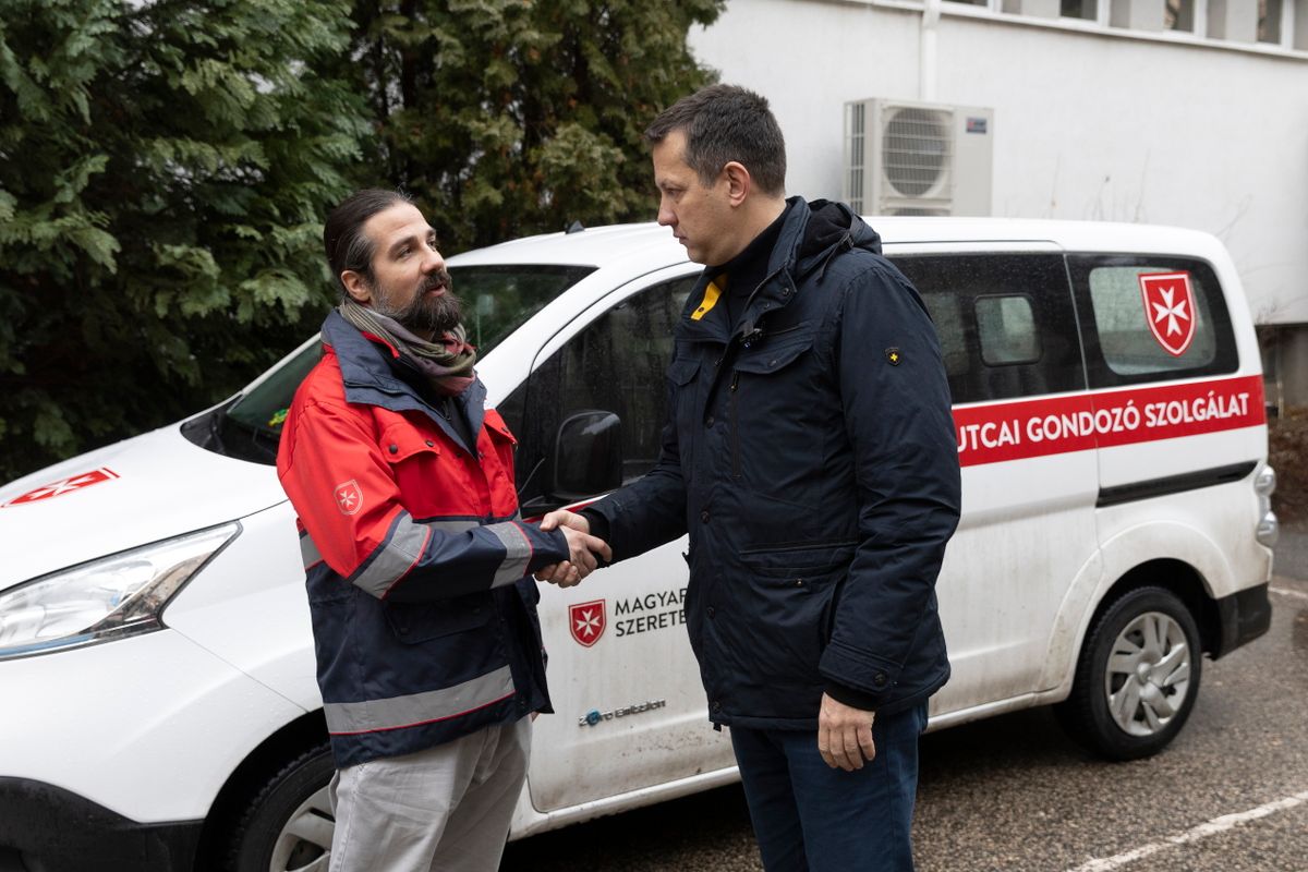 Budapest, 2026. január 30.
Fülöp Attila, a Belügyminisztérium gondoskodáspolitikáért felelős államtitkára (j) és Szentkereszty Tamás, a Máltai Szeretetszolgálat Miklós utcai Integrált Hajléktalanellátó Központjának intézményvezetője a hideg idő miatt elrendelt vörös kód riasztás visszavonásáról tartott sajtótájékoztató után Budapesten, a szeretetszolgálat Miklós utcai Integrált Hajléktalanellátó Központjában 2026. január 30-án.  
MTI/Kocsis Zoltán