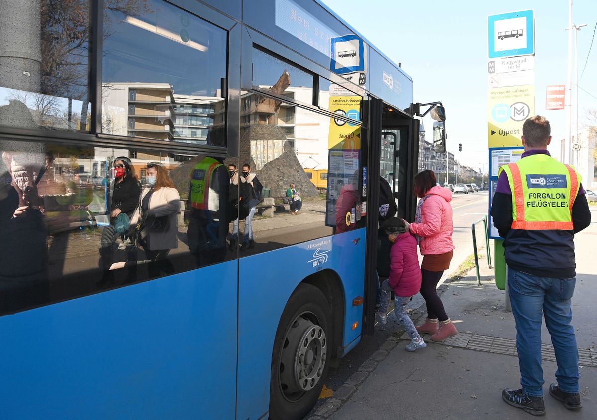 Budapest, 2020. november 7.
Utasok szállnak fel egy metrópótló buszra a Nagyvárad téren 2020. november 7-én. Megkezdődött a 3-as metróvonal rekonstrukciójának utolsó üteme a belvárosi szakaszon, ezért a metró nem jár a Lehel tér és a Nagyvárad tér között, helyette pótlóbuszokkal lehet közlekedni. A vonalszakasz felújítása a tervek szerint másfél évig tart.
MTI/Bruzák Noémi