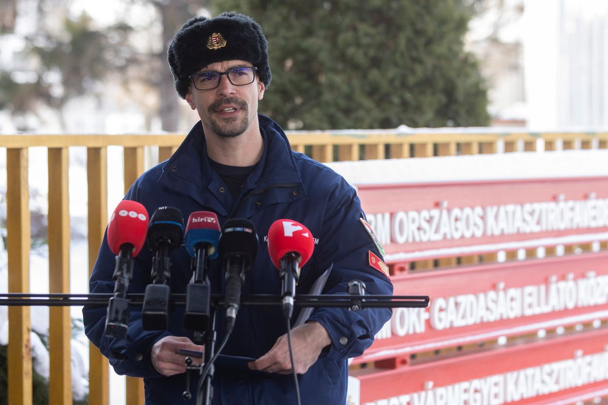 Budapest, 2026. január 11.
Mukics Dániel tűzoltó alezredes, az Országos Katasztrófavédelmi Főigazgatóság (OKF) szóvivője a rendkívüli téli időjárás miatt felállított operatív törzs ülését követő sajtótájékoztatón az OKF Mogyoródi úti épületénél 2026. január 11-én.
MTI/Kocsis Zoltán