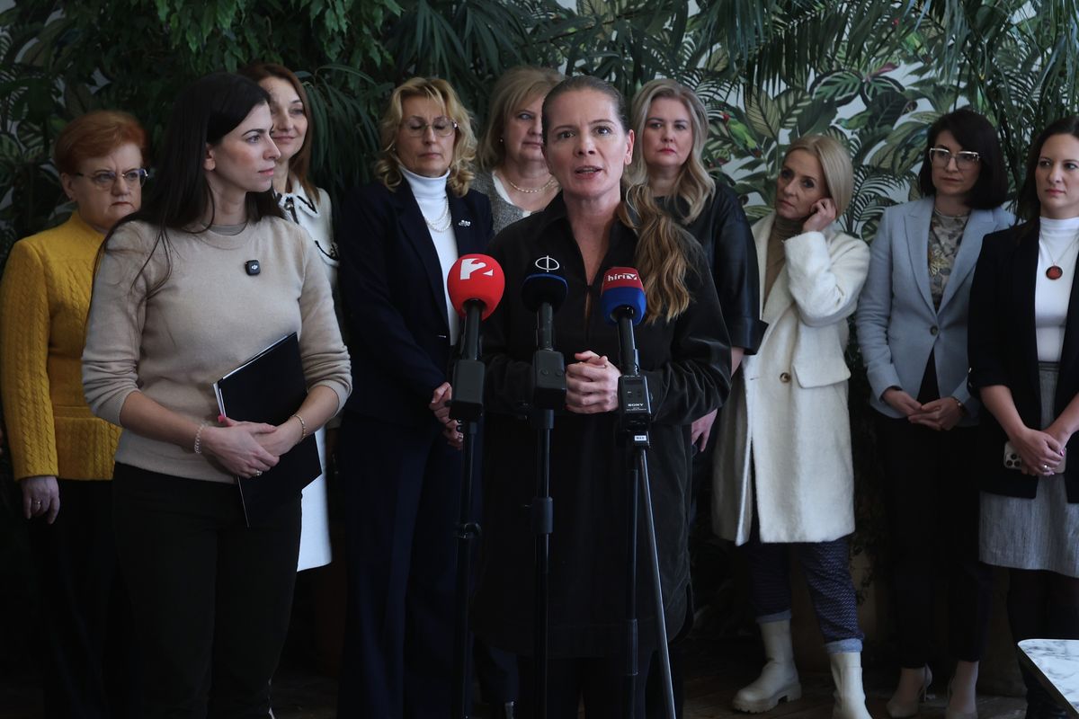 Sajtótájékoztató a háború ellen Szentkirályi Alexandra, a Fidesz budapesti elnöke
Király Nóra, a Fidesz csepeli jelöltje