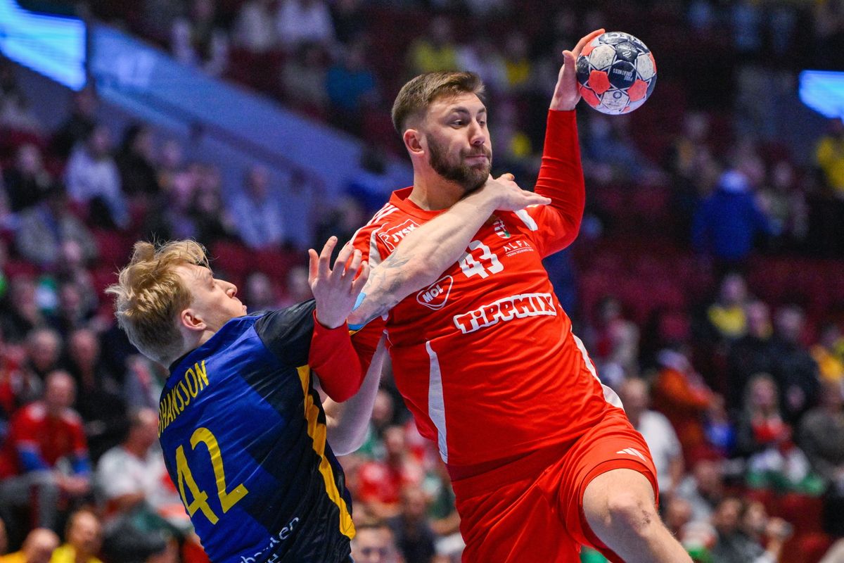 Malmö, 2026. január 27.
Ilic Zoran (j) és a svéd Eric Johansson a dán-norvég-svéd közös rendezésű férfi kézilabda-Európa-bajnokság középdöntőjének 3. fordulójában, a II. csoportban játszott Svédország - Magyarország mérkőzésen a svédországi Malmö Arénában 2026. január 27-én.
MTI/Hegedüs Róbert