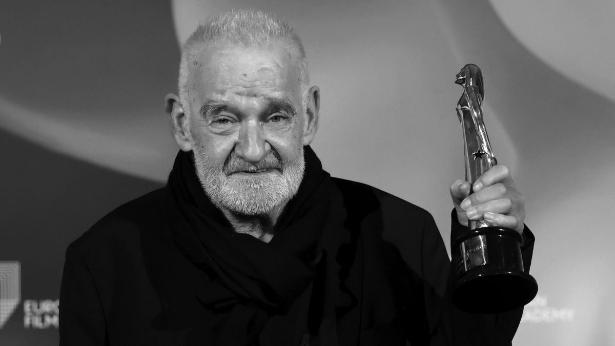 Berlin, 2023. december 9.
Az Európai Filmakadémia (EFA) életműdíjában részesült Tarr Béla filmrendező az elismerésével a 36. Európai Filmdíjak átadási ünnepségén Berlinben 2023. december 9-én.
MTI/EPA/Clemens Bilan