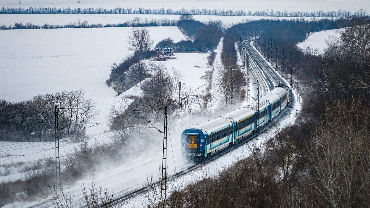 A Magyar Közút folyamatosan dolgozik, de kisebb-nagyobb késések a vonat- és buszközlekedésben is vannak