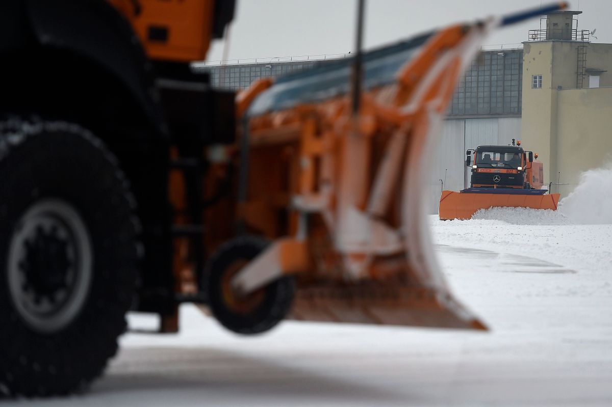 Budapest, 2017. január 12.
Munkagépek takarítják a havat a Liszt Ferenc-repülõtéren 2017. január 12-én.
MTI Fotó: Kovács Tamás