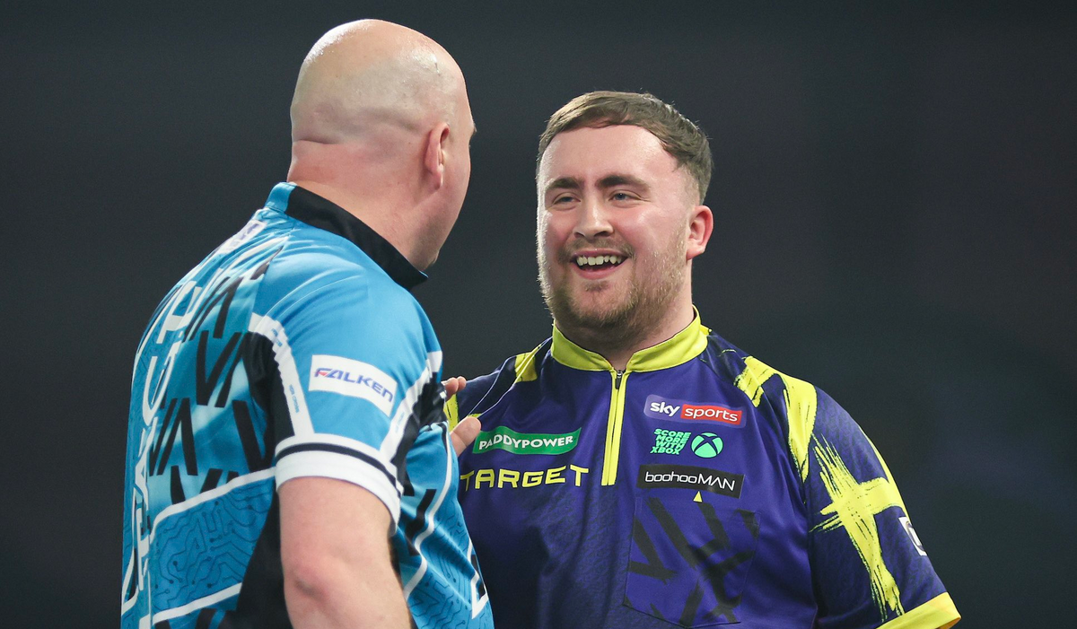 Luke Littler a meccs után már jó hangulatban váltott szót Rob Cross-szal