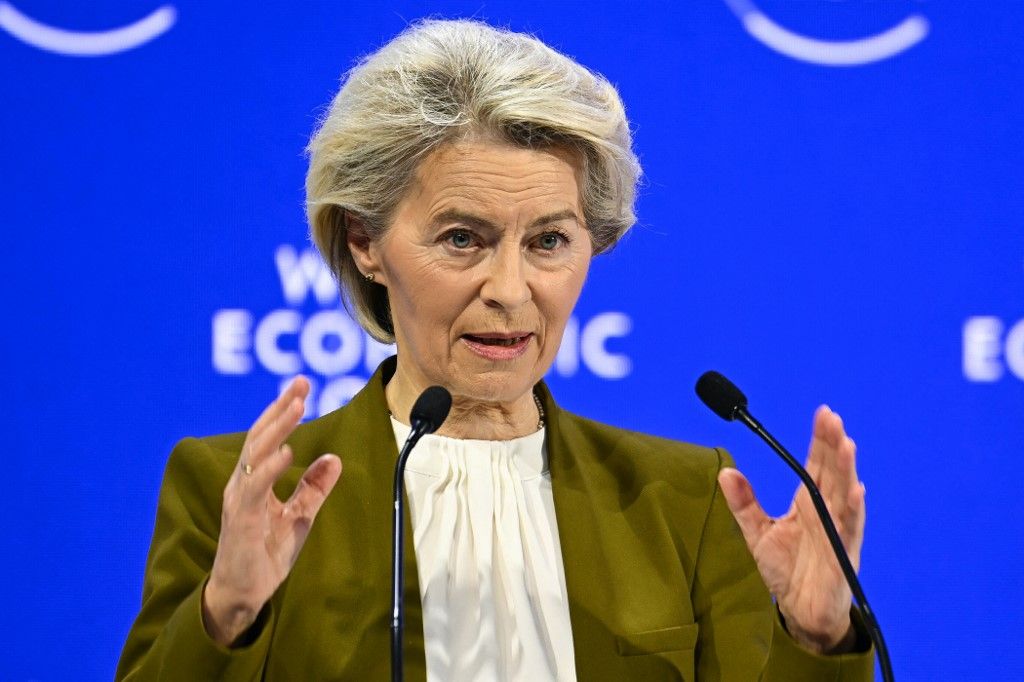 Ursula von der Leyen Davosban elmondta, Ukrajna számíthat Brüsszel támogatására (Fotó: AFP / Fabrice Coffrini)