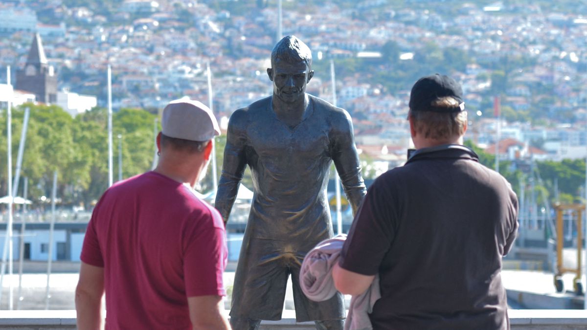 Cristiano Ronaldo szobra a turisták egyik fő célpontja Madeirán. 