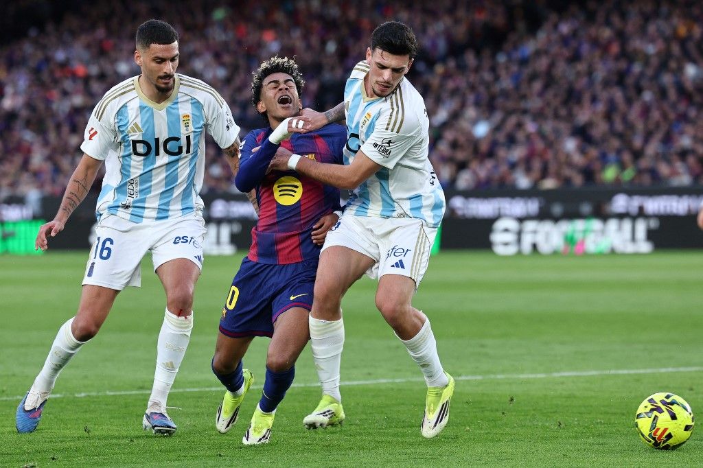 (From L) Real Oviedo's Spanish forward #16 David Carmo, Barcelona's Spanish forward #10 Lamine Yamal and Real Oviedo's Spanish defender #25 Javi Lopez fight for the ball during the Spanish league football match between FC Barcelona and Real Oviedo at Camp Nou Stadium in Barcelona on January 25, 2026. (Photo by Josep LAGO / AFP)