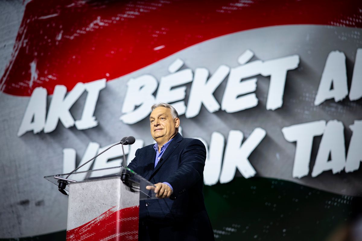 Szeged, 2025. december 20.
A Miniszterelnöki Kommunikációs Főosztály által közreadott képen Orbán Viktor miniszterelnök beszédet mond a digitális polgári körök által szervezett háborúellenes gyűlésen Szegeden 2025. december 20-án.
MTI/Miniszterelnöki Kommunikációs Főosztály/Fischer Zoltán