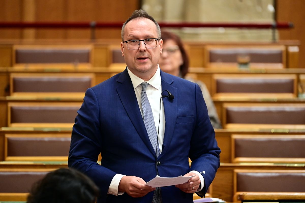 Budapest, 2025. november 17.
Solymár Károly Balázs, az Energiaügyi Minisztérium (EM) infokommunikációért felelős államtitkára felszólal az elektronikus hírközlésről szóló törvény módosításának vitájában az Országgyűlés plenáris ülésén 2025. november 17-én.
MTI/Kovács Attila