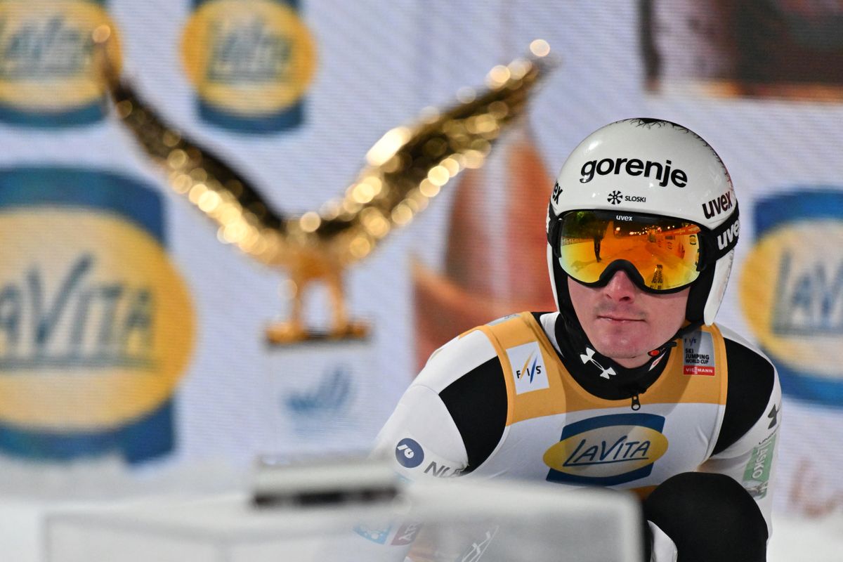 Tíz évvel a bátyja, Peter Prevc sikere után idén Domen Prevc tehette rá a kezét a síugró Négysáncverseny győztesének járó aranysasra