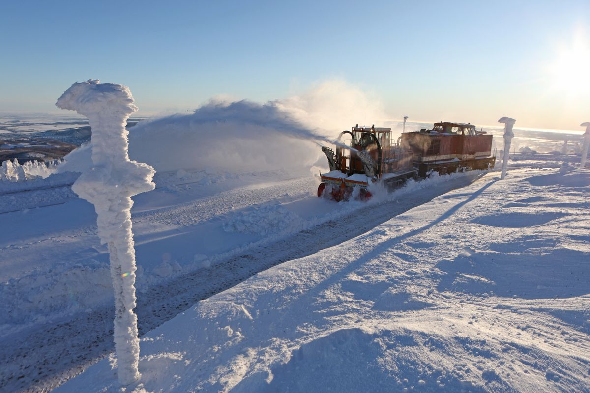 Bőven akadt dolga az utak karbantartásáért felelős szerveknek az extrém havazás miatt (Fotó: AFP/MATTHIAS BEIN)