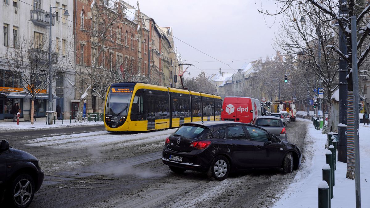 Budapest, 2019. január 9.
Havas villamospályán közlekedik a Budapesti Közlekedési Központ 19-es jelzésű villamosa a Bartók Béla úton, a Kelenföldi Pályaudvar felé. 
MTVA/Bizományosi: Nagy Zoltán 
***************************
Kedves Felhasználó!
Ez a fotó nem a Duna Médiaszolgáltató Zrt./MTI által készített és kiadott fényképfelvétel, így harmadik személy által támasztott bárminemű – különösen szerzői jogi, szomszédos jogi és személyiségi jogi – igényért a fotó készítője közvetlenül maga áll helyt, az MTVA felelőssége e körben kizárt.