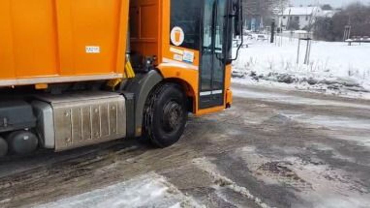 A csúszós utcák miatt késnek a kukásautók Budapest több kerületében