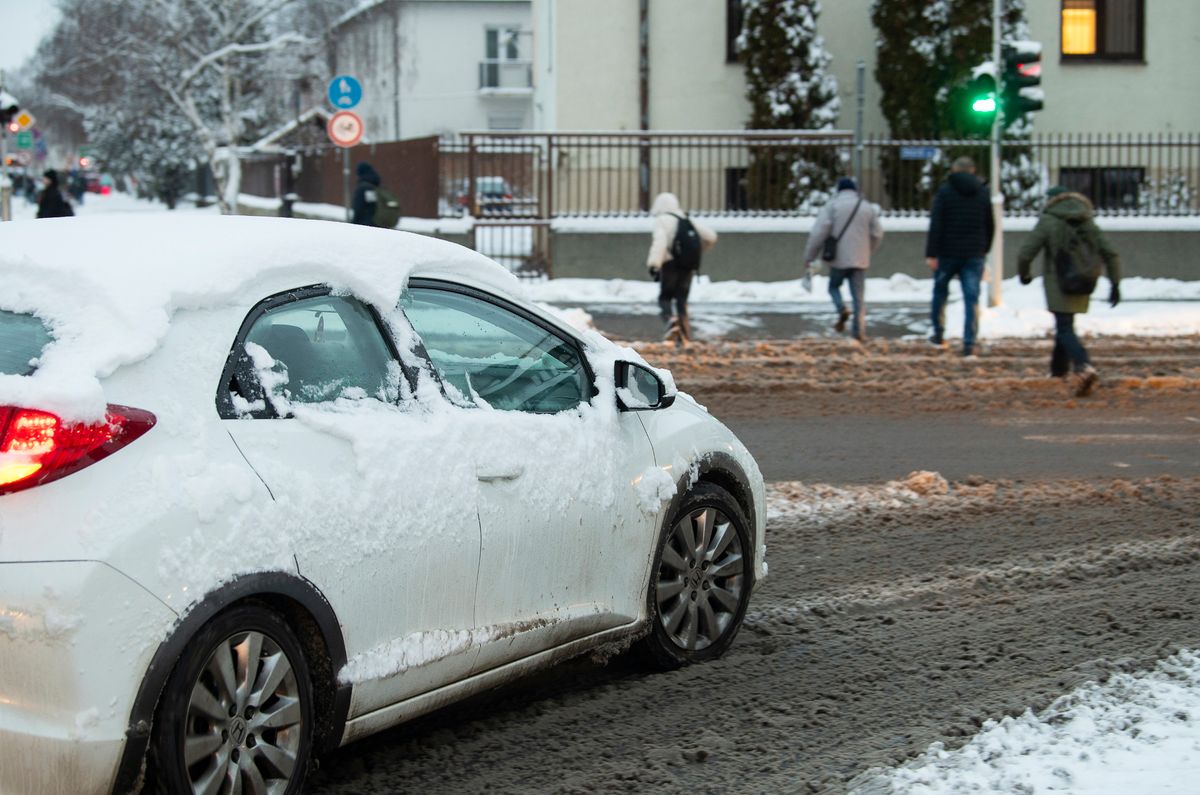 Autó a behavazott Ferenc körúton Nyíregyházán 2026. január 6-án (Fotó: MTI/Balázs Attila)