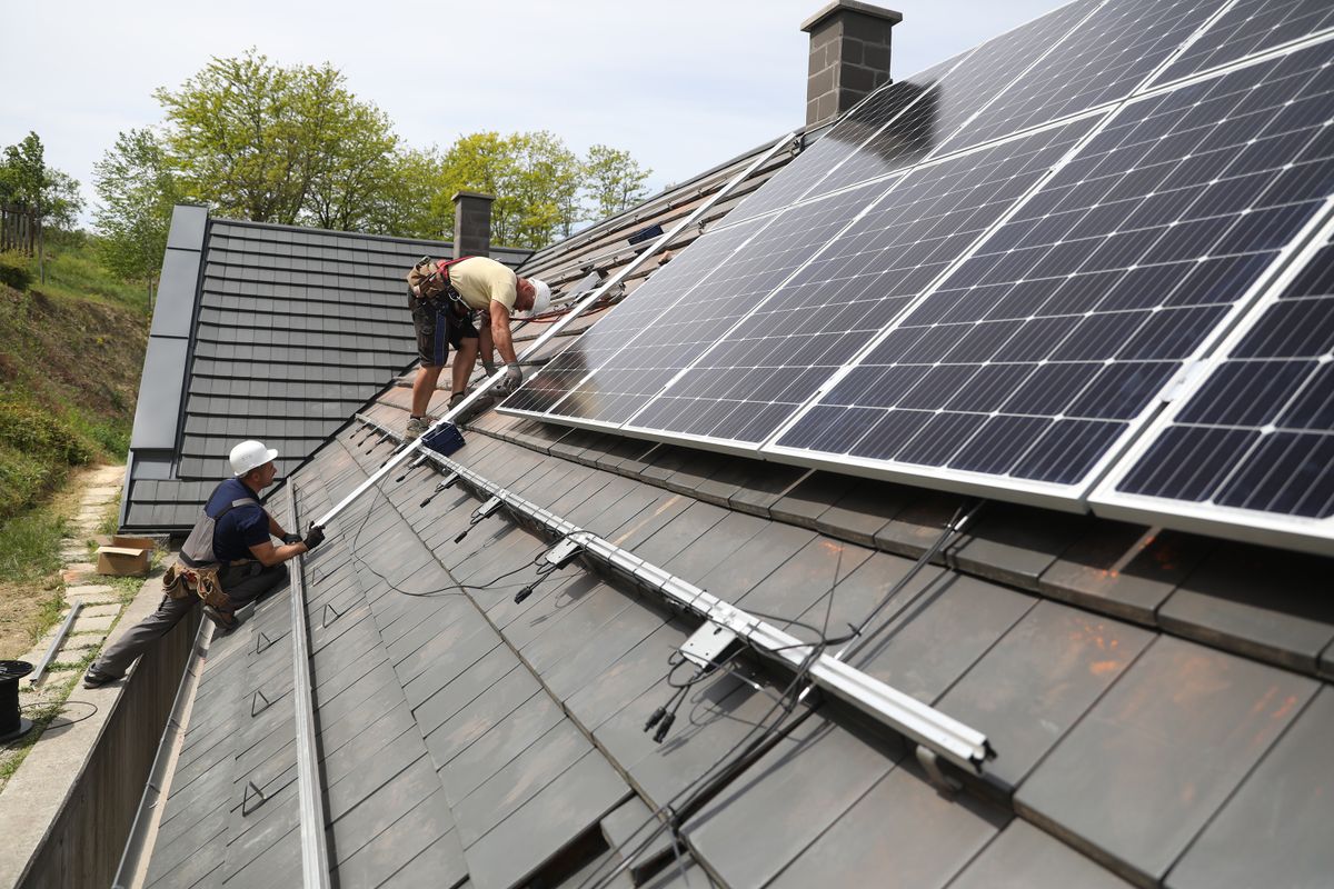 megújuló energia, 20200507 NyúlNapelem – körkép, Képen: napelem telepítés a Cseri pincészetnél Babi Gábor és Mándi Zoltán napelem telepítő Fotó: Nagy Gábor NG Kisalföld