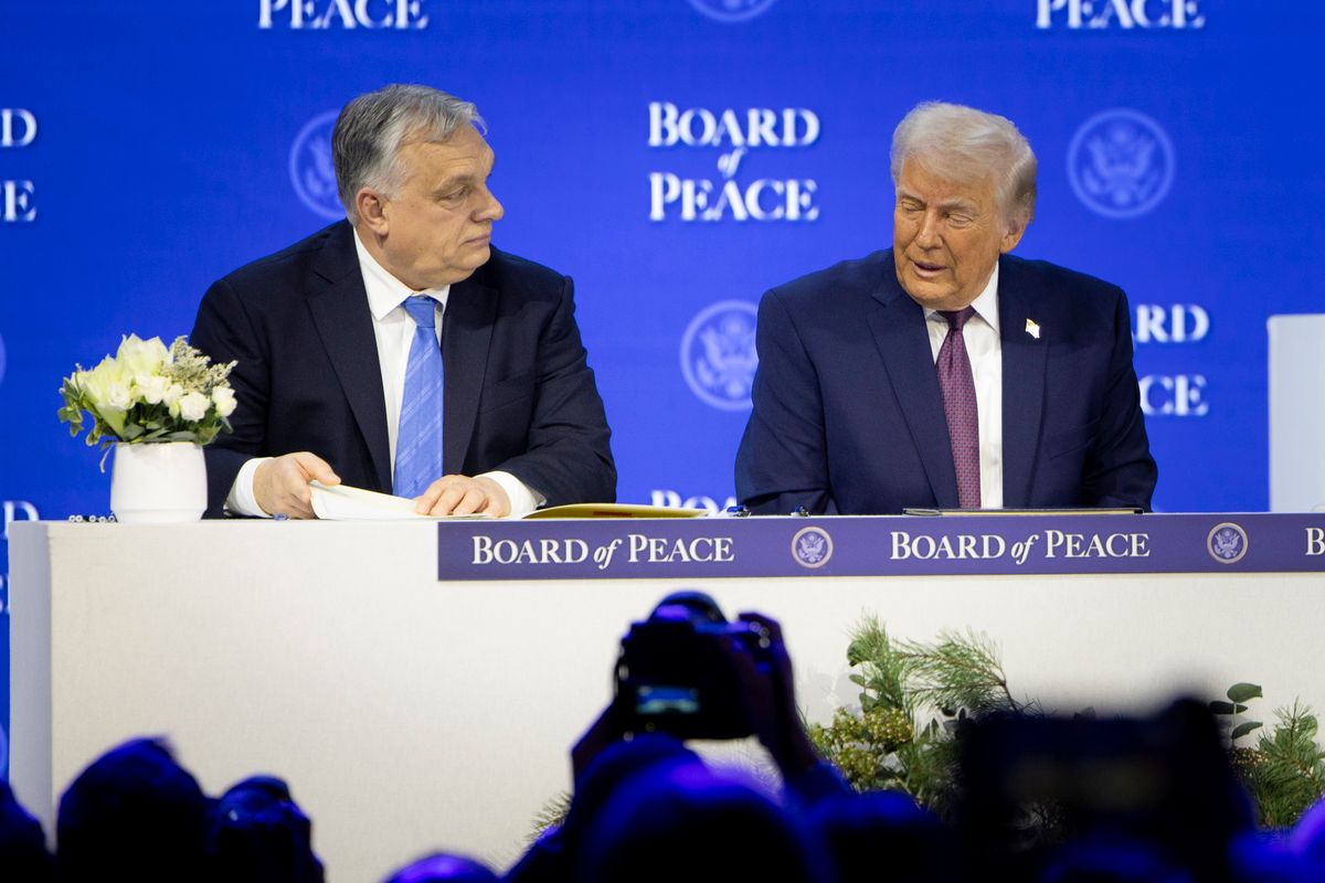 Davos, 2026. január 22.
A Miniszterelnöki Kommunikációs Főosztály által közreadott képen Orbán Viktor miniszterelnök (b) és Donald Trump amerikai elnök az elnök kezdeményezésére életre hívott Béketanács alapító okiratának aláírásán Davosban 2026. január 22-én.
MTI/Miniszterelnöki Kommunikációs Főosztály/Fischer Zoltán