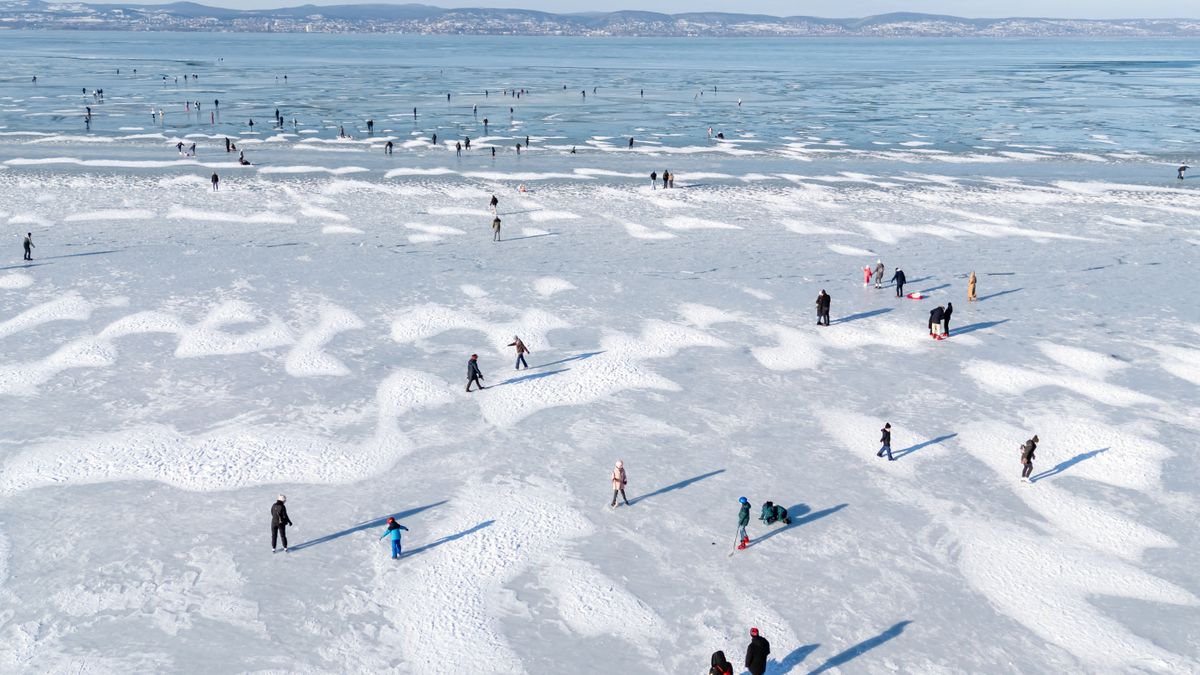 Két lány alatt beszakadt a jég az Ipolyon