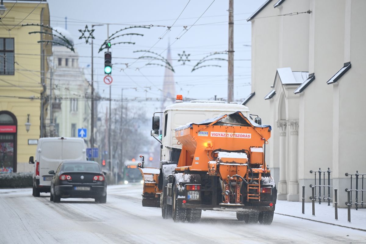 Debrecen, 2025. december 30.
Sószóró jármű a havas Széchenyi utcán Debrecenben 2025. december 30-án.
MTI/Czeglédi Zsolt