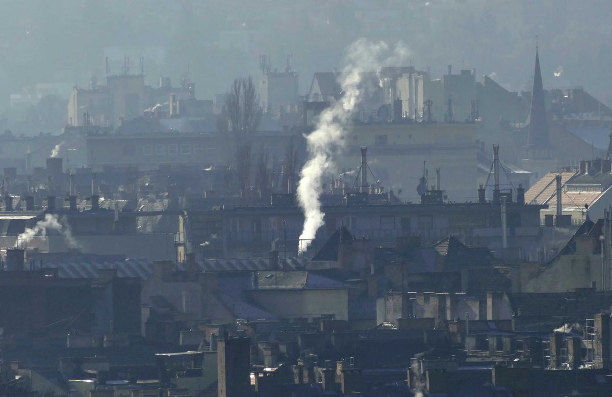 Budapest, 2021. január 12.
Párás, ködös, hideg, de napfényes idő a fővárosban. Az épületek kéményei égésterméket engednek ki a levegőbe.
MTVA/Bizományosi: Jászai Csaba 
***************************
Kedves Felhasználó!
Ez a fotó nem a Duna Médiaszolgáltató Zrt./MTI által készített és kiadott fényképfelvétel, így harmadik személy által támasztott bárminemű – különösen szerzői jogi, szomszédos jogi és személyiségi jogi – igényért a fotó szerzője/jogutódja közvetlenül maga áll helyt, az MTVA felelőssége e körben kizárt.
