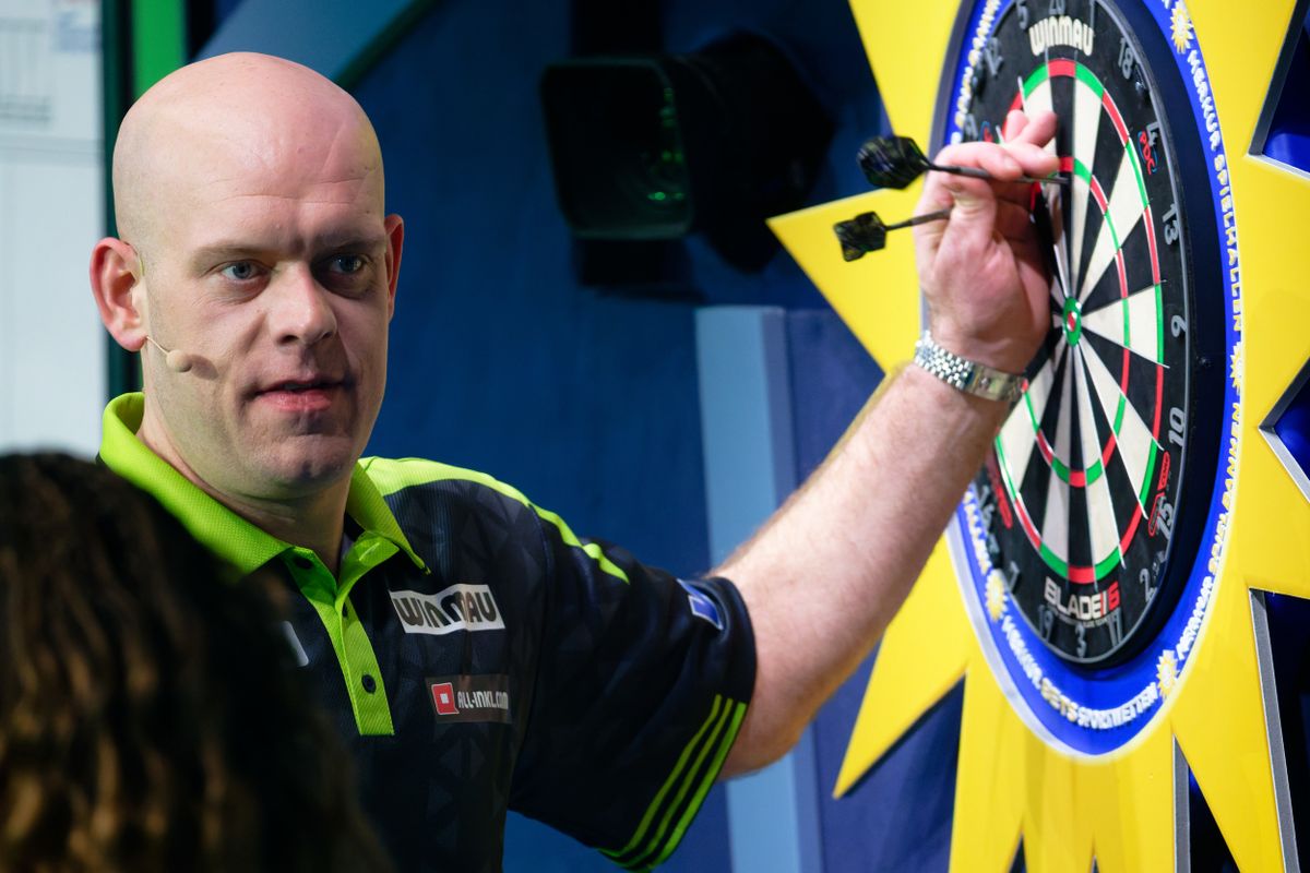 A darts háromszoros világbajnoka, Michael van Gerwen Bahreinben honfitársa, Gian van Veen ellen lépett tábla elé a döntőben