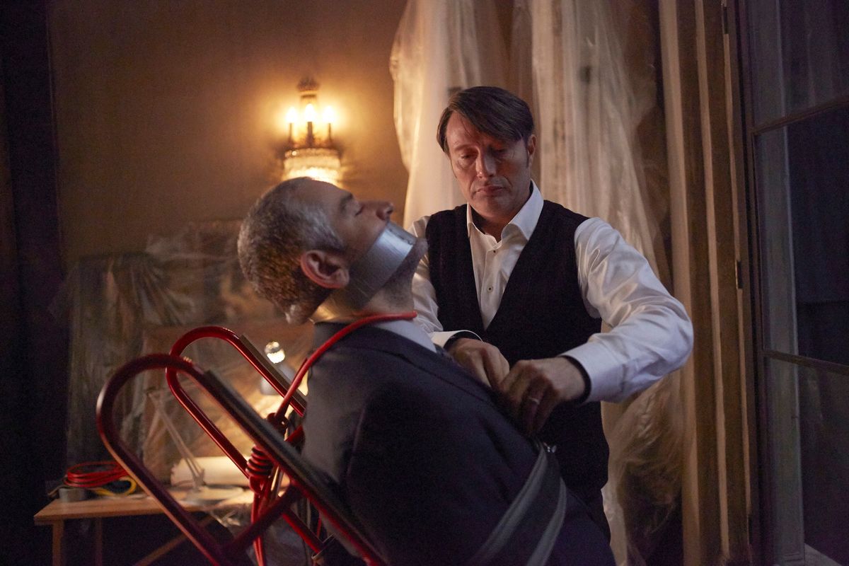 HANNIBAL -- "Contorno" Episode 305 -- Pictured: (l-r) Fortunato Cerlino as Inspector Pazzi, Mads Mikkelsen as Hannibal Lecter -- (Photo by: Sophie Giraud/NBCU Photo Bank/NBCUniversal via Getty Images via Getty Images) 
Lugas 0117