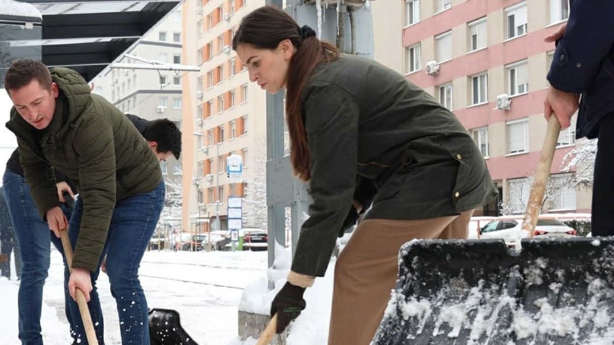 Hókáosz Budapesten: Karácsony Gergely másokra mutogat, miközben a kerületek és az önkéntesek takarítanak + videó