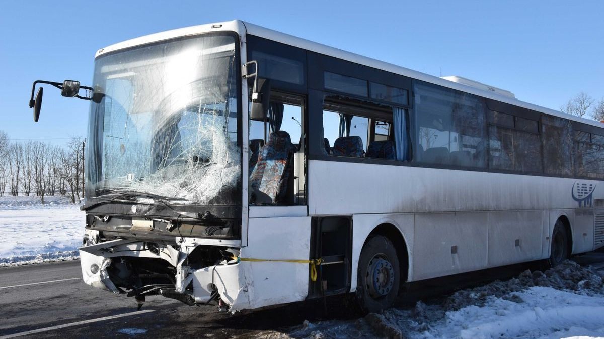 Egy ember meghalt, miután áttért az ellentétes sávba egy autó és busznak ütközött