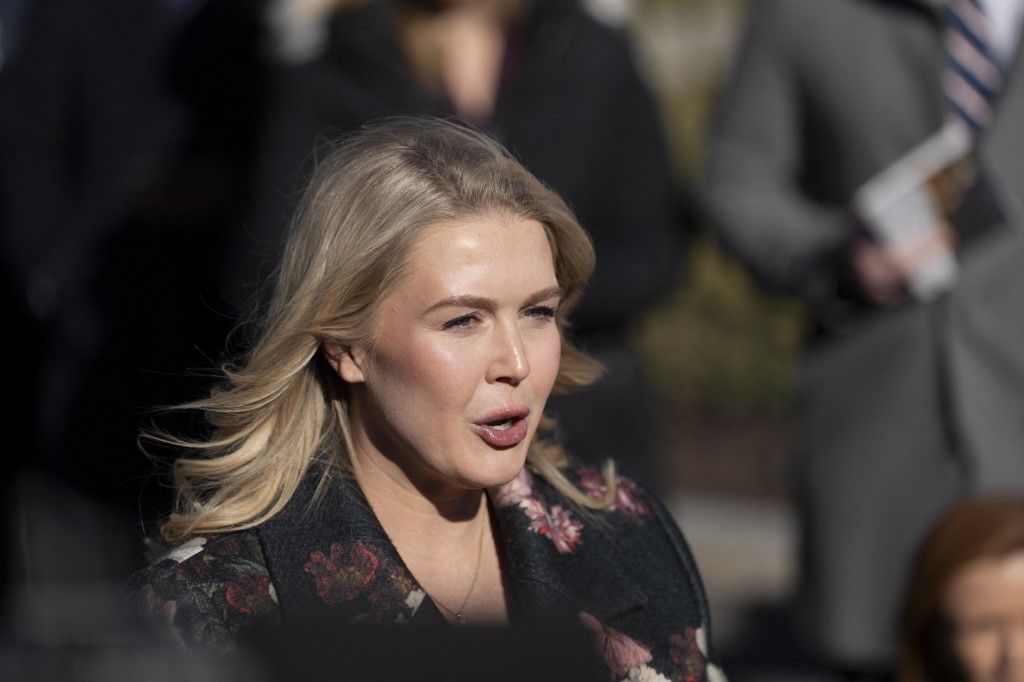 Karoline Leavitt újságírók kérdéseire válaszolva elmondta, hogy Donald Trump elnök megfontolja az iráni tüntetésekre adható válaszok lehetőségeit, és „minden eshetőséget az asztalon tart".  Fotó: ANDREW THOMAS / NurPhoto