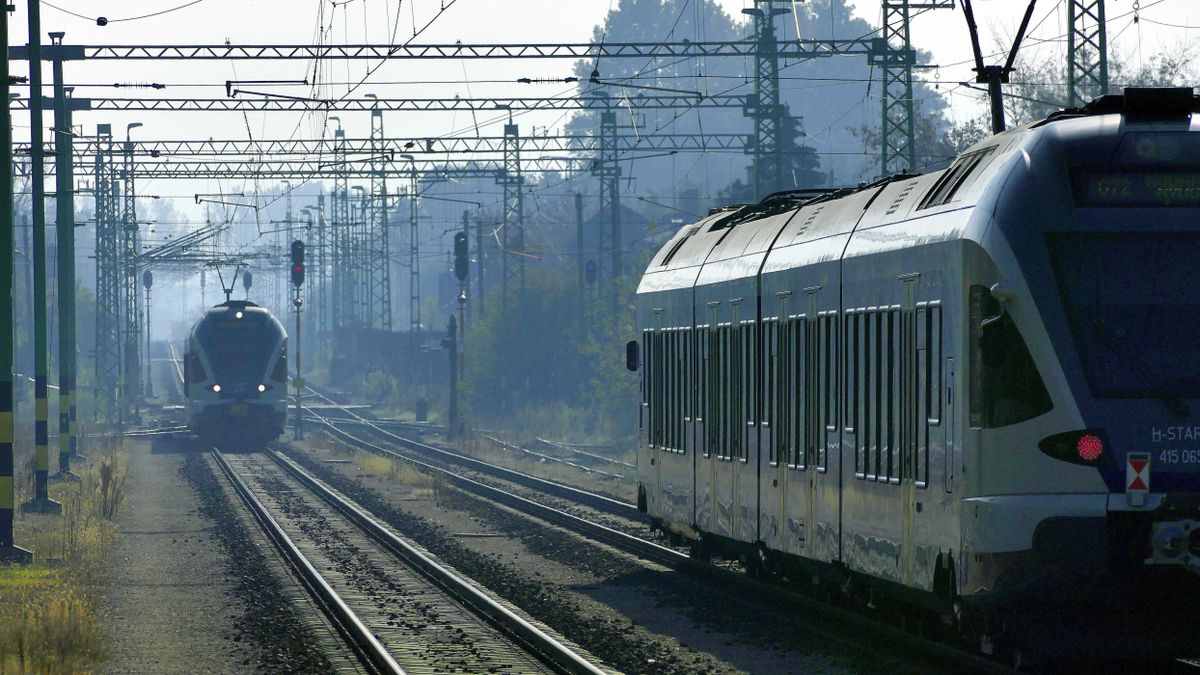 Dorog, 2022. október 22.
A MÁV Start Zrt. Budapest Nyugati pályaudvara és Esztergom között közlekedő Stadler FLIRT modern személyszállító vonatai közül kettő a város térségében, felújított, nemrég villamosított dupla sínpályáján, az ugyancsak modernizált vasútállomás közelében.
MTVA/Bizományosi: Jászai Csaba
***************************
Kedves Felhasználó!
Ez a fotó nem a Duna Médiaszolgáltató Zrt./MTI által készített és kiadott fényképfelvétel, így harmadik személy által támasztott bárminemű – különösen szerzői jogi, szomszédos jogi és személyiségi jogi – igényért a fotó szerzője/jogutódja közvetlenül maga áll helyt, az MTVA felelőssége e körben kizárt.