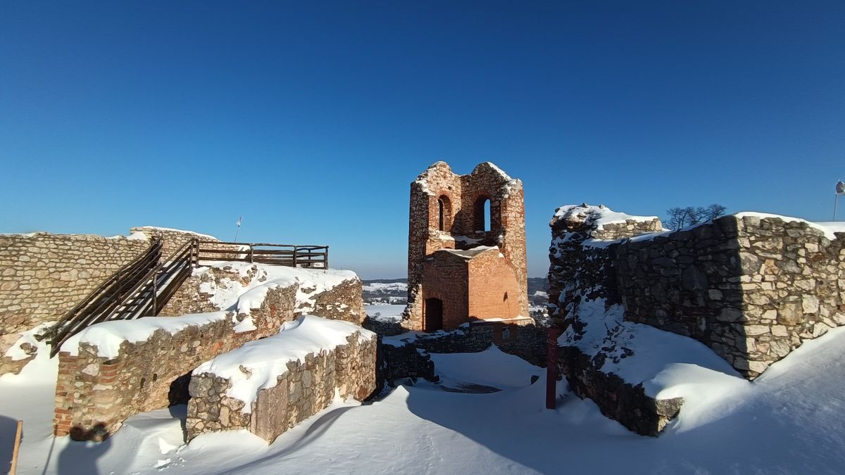 Félméteres hótorlaszok ejtették rabul a cseszneki várat